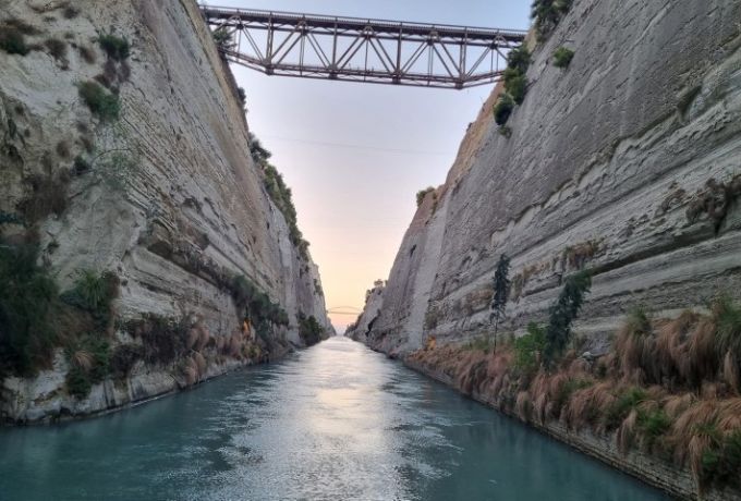 Συναγερμός στον Ισθμό: Σορός γυναίκας στη Διώρυγα της Κορίνθου